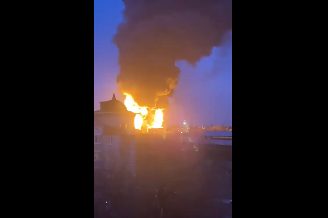 Rosja: POTĘŻNY pożar składu ropy. Ogień widać z daleka. Za atak odpowiedzialni Ukraińcy? [WIDEO]