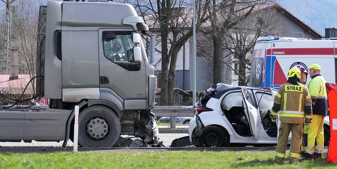 Ustroń. Znany biznesmen zginął w wypadku. Jego mercedes huknął w tira i wyleciał w powietrze. Wśród poszkodowanych kobieta w ciąży [ZDJĘCIA]