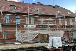 Dworzec kolejowy na Mazurach odzyskuje dawny blask. Prace idą pełną parą!