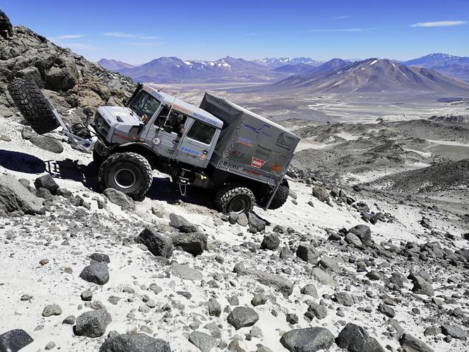 Mercedes-Benz Unimog U 5023 pobił rekord świata! Pojazd wspiął się na wulkan o wysokości 6700 metrów