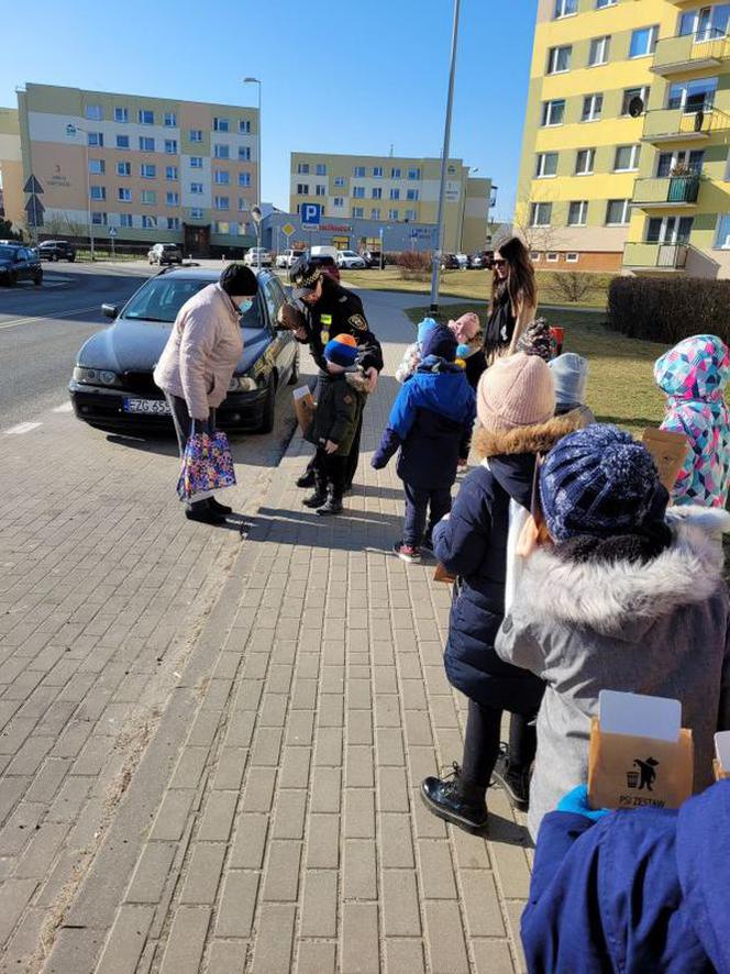 Strażnicy miejscy z Grudziądza rozpoczęli akcję rozdawania torebek na psie odchody