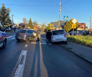 Czołowe zderzenie w Tarnowie. Są poszkodowani. 20-letni kierowca seata miał prawo jazdy od niespełna roku