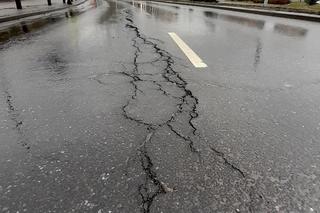 Most Pomorski do zamknięcia? Osunęła się droga, nawierzchnia pękła wzdłuż
