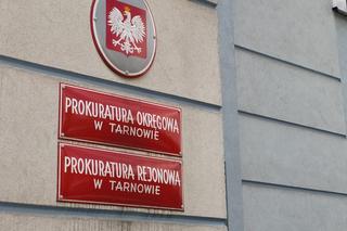 Podejrzany wyskoczył przez okno z budynku prokuratury w Tarnowie. W pościg za zbiegiem ruszyli policjanci