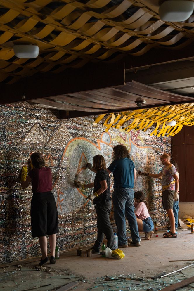 Czyszczenie mozaiki w Kiekrzu z bazgrołów