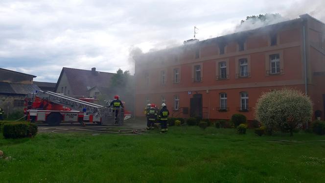 Pożar Wierzbica Dolna. Płonie poddasze trzypiętrowego budynku