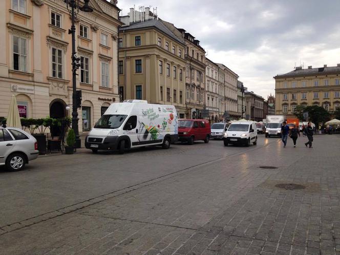 Samochody na Rynku Głównym: Władze Krakowa wydają decyzje niezgodne z prawem napisanym przez... władze Krakowa?