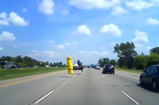 Nietypowy wypadek motocyklisty na autostradzie – WIDEO 