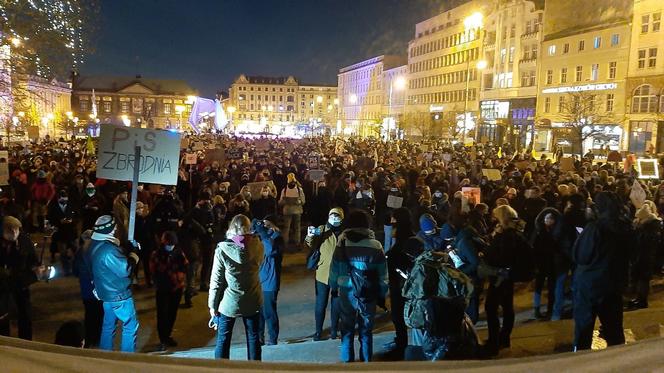 Kolejny dzień PROTESTÓW w Poznaniu! Dziś znacznie więcej osób! [GALERIA]