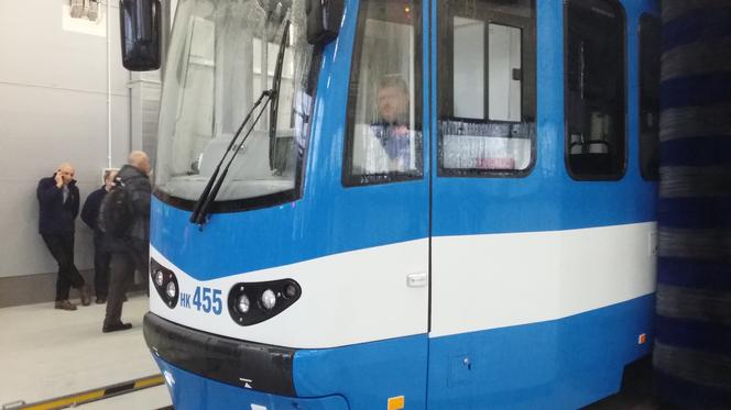 Tak wygląda nowoczesna myjnia dla krakowskich tramwajów i autobusów! [WIDEO, ZDJĘCIA, AUDIO]