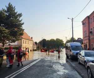 Lubelscy strażacy pomagają powodzianom na różne sposoby