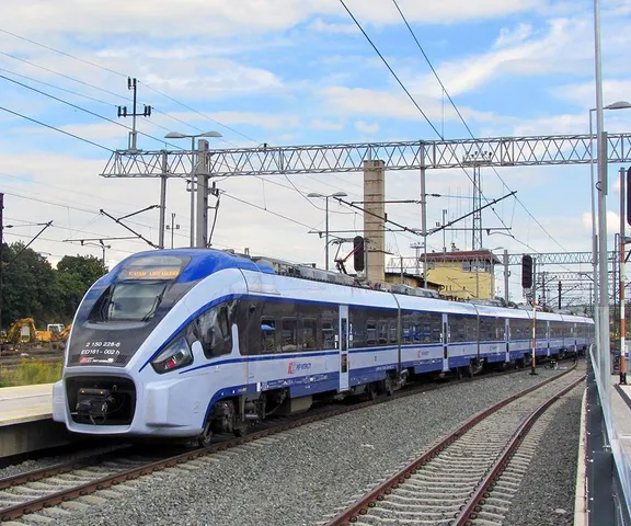 PKP Intercity uruchomi dodatkowe pociągi na majówkę. Sprawdź listę