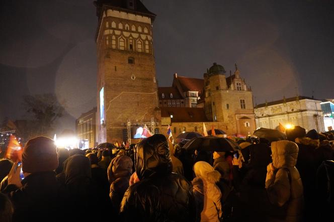 Światełko dla Pawła Adamowicza. Tłumy na wiecu w Gdańsku 