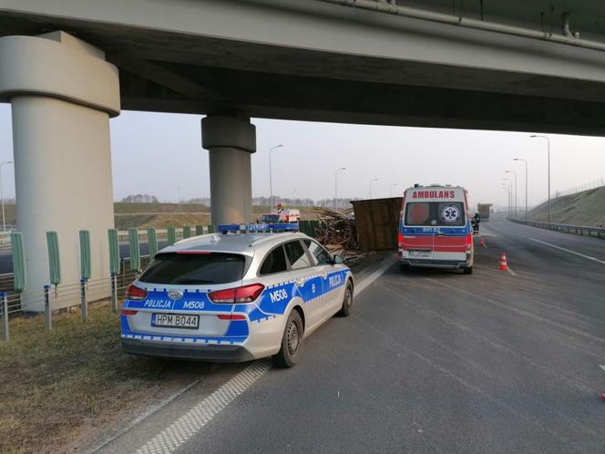 Wypadek na obwodnicy Szczuczyna. Ciężarówka zablokowała pas ruchu [ZDJĘCIA]