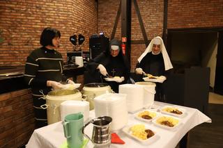 Wigilia dla bezdomnych, ubogich i samotnych w Krakowie. Przy wspólnym stole usiadło kilkaset osób