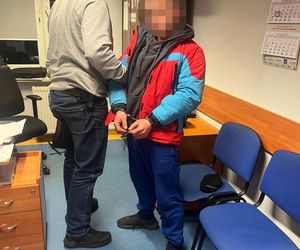 Poważny wypadek drogowy, ranna ciężarna kobieta. Seniorka chciała uratować córkę