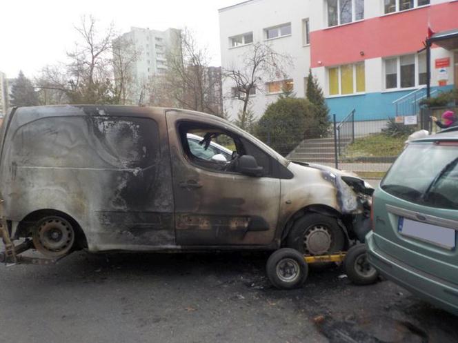 Wraki samochodów zalewają Warszawę