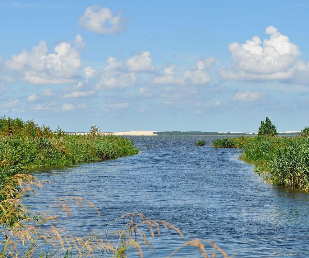 To największe jezioro na Pomorzu. Jest trzecie pod względem wielkości w Polsce 