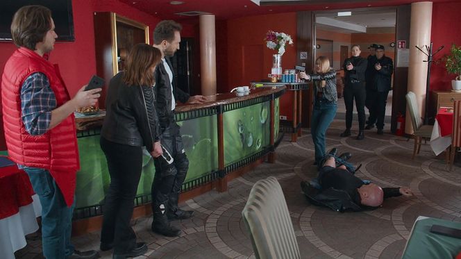 Na sygnale odc. 728. Piotrek (Dariusz Wieteska), Martyna (Monika Mazur), Max (Piotr Zelt), "Niunia" (Katarzyna Dominiak), pracownik (Maarten Eiche), inspektor Urszula Krzaklewska (Małgorzata Tuszyńska)