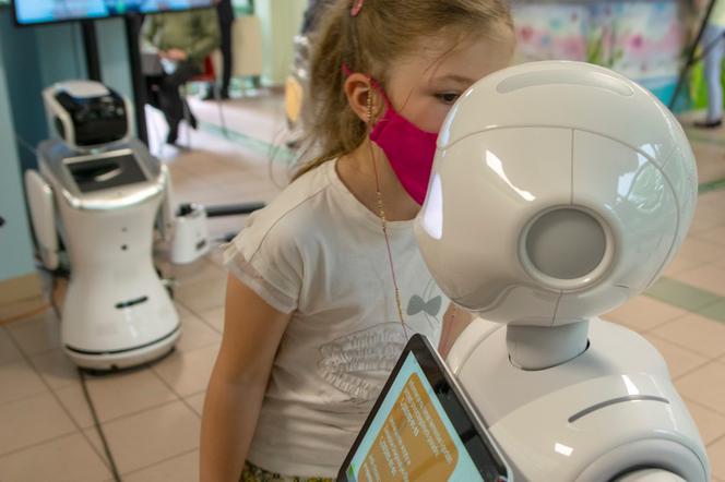 Roboty pomagają...