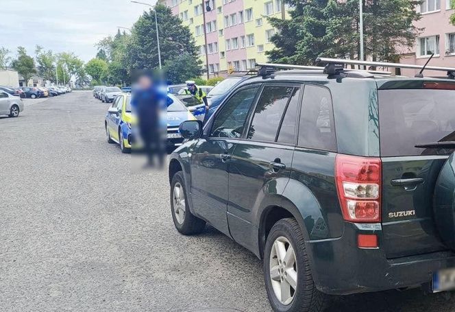 Pijany syn uszkodził przy parkowaniu samochód. Ojciec chciał się pochwalić, że robi to lepiej. Też był pijany 