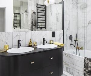 Czarno-biała łazienka z marmurem i złotymi dodatkami