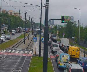 Tramwaj zderzył się z samochodem ciężarowym i wypadł z szyn. Po motorniczego przyjechała karetka  