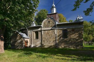 To jedna z najciekawszych wsi w Małopolsce. Kiedyś rozdzielono ją na dwie połowy