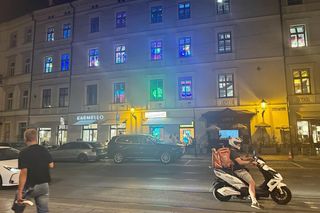 Jakbym był w Vegas. Prezydent Krakowa reaguje na nielegalne, neonowe iluminacje przy rynku