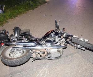 Wypadek w Czermnej. Zderzenie osobówki z motocyklem. 81-letni kierowca trafił do szpitala