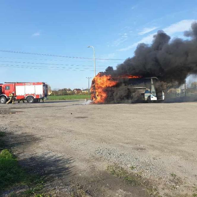 Autobus 15-osobowej rodziny zastępczej z Zabrza spłonął w drodze. Z pomocą przyszli dobrzy ludzie