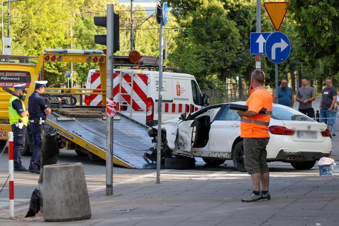 Zderzenie dwóch aut na Mokotowie; jeden z nich wjechał w ludzi