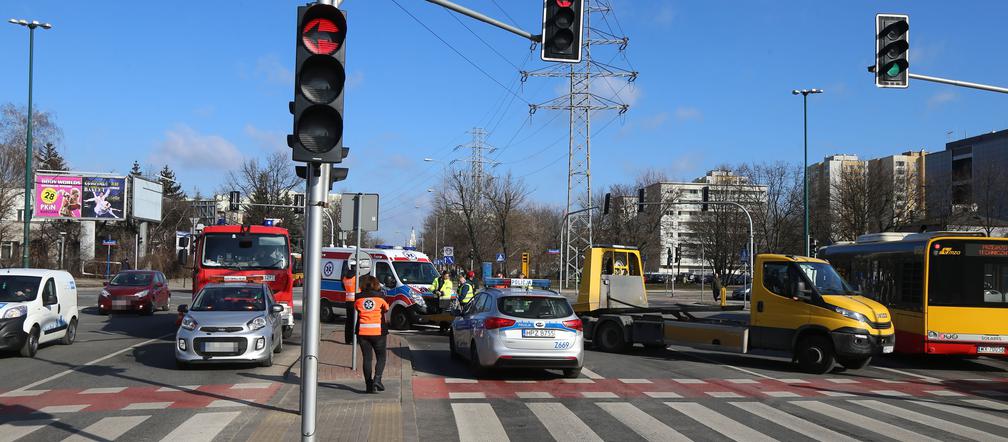 Zderzenie suzuki z karetką na sygnale na skrzyżowaniu Zamienieckiej z Ostrobramską