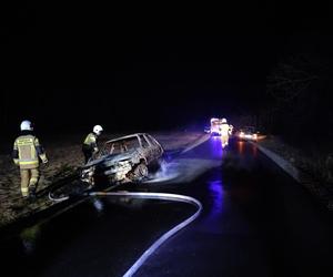 Spalone auto na drodze pod Opocznem. W środku zwęglone ciało 54-latka [ZDJĘCIA]