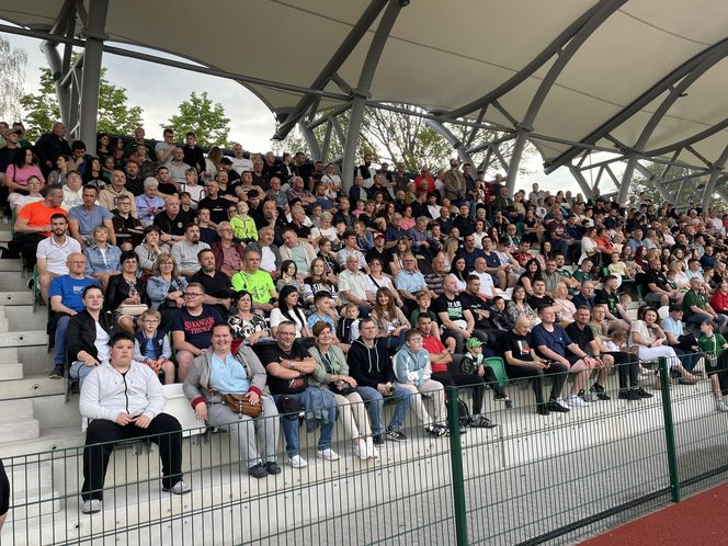 Kibice na otwarciu stadionu w Starachowicach