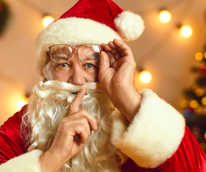 Ile zarabia Święty Mikołaj? Sprawdziliśmy zarobki Mikołaja i Śnieżynki