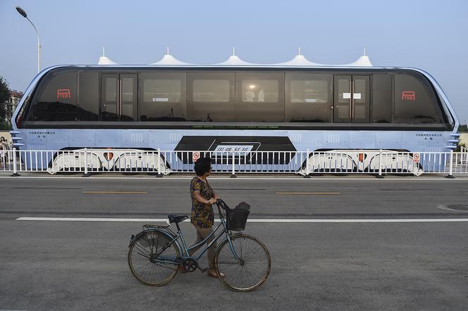Chiny testują futurystyczny autobus.