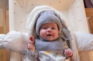Czym smarować niemowlaka na mróz? Zimowa pielęgnacja skóry niemowlęcia