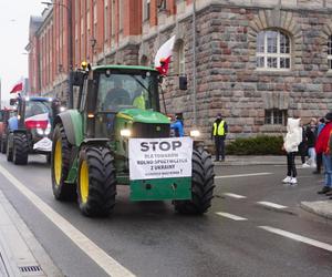 „Zielony Ład=Głód”, „Mleko nie jest z Biedronki”. Te hasła pojawiły się na proteście rolników w Olsztynie