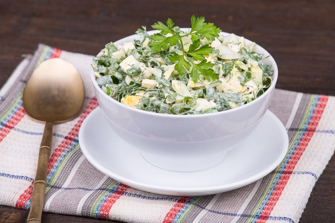 Wiosenna sałatka z jajek, pora i świeżego ogórka