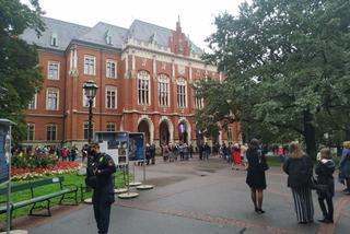 Kraków: ALARM BOMBOWY na Uniwersytecie Jagiellońskim. Studenci UJ zostali ewakuowani!