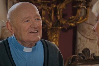 M jak miłość odc. 1717. Kisielowa (Małgorzata Rożniatowska), ksiądz proboszcz (Maciej DamięckI)