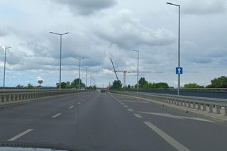 Wielki dźwig stanął przy pływalni Akwawit w Lesznie. Rusza ostatni etap rozbiórki 