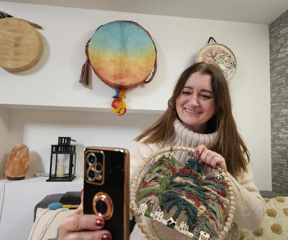 Kijem sznurkiem i pędzlem wypełnia swój czas