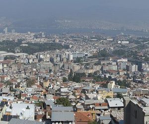 Panorama na Izmir ze wzgórza Kadifekala 