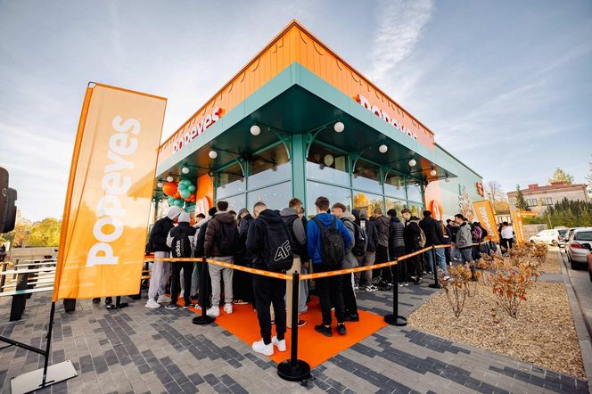 Czekali na to nawet 10 godzin! Szaleństwo na otwarciu Popeyes w Częstochowie