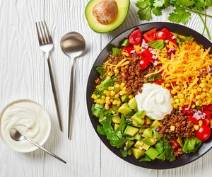 Przepyszna sałatka taco: idealna na imprezy i dla tych, co na diecie KETO