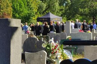 Rodzina i znajomi pożegnali Babcię i wnuczkę podczas skromnej ceremonii