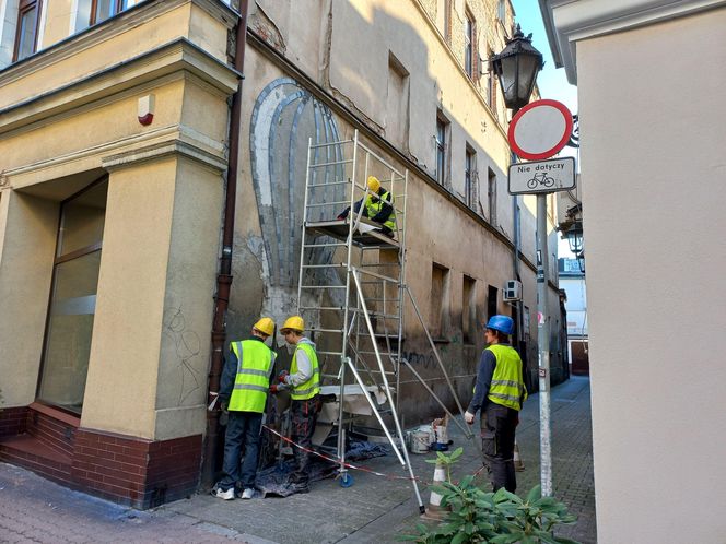 Uczniowie Zespołu Szkół Rolniczo-Budowlanych w Lesznie wyklejają balon z płytek na kamienicy przy ul. Wolności