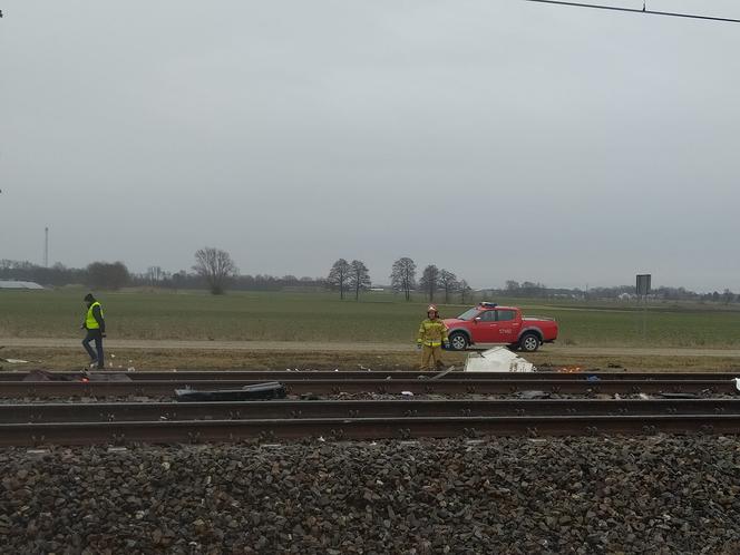 Tragiczny wypadek na przejeździe kolejowym w miejscowości Kąty. Nie żyje kierowca ciężarówki [ZDJĘCIA]
